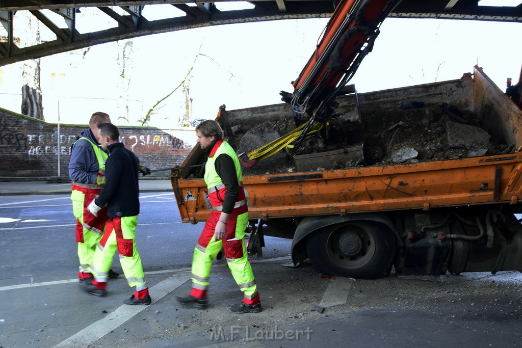 LKW blieb unter Bruecke haengen Koeln Deutz Deutz Muelheimerstr P088.JPG - Miklos Laubert